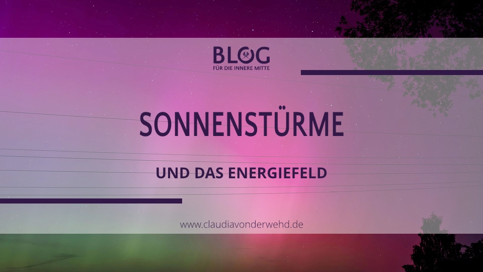 Titelbild mit der Aufschrift: „Sonnenstürme und das Energiefeld“ – visuelle Verbindung von Polarlicht, Sonne und menschlichem Energiefeld als Symbol für kosmische Einflüsse.