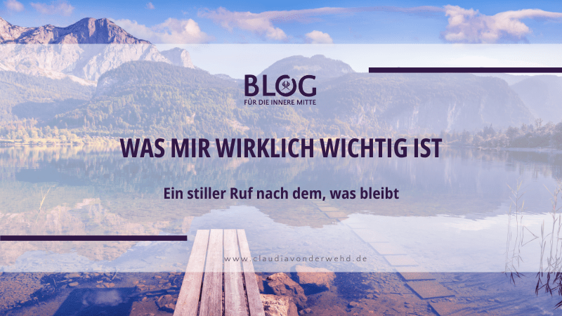 Klarer Bergsee im Morgenlicht. Symbolbild für innere Klarheit und spirituelle Tiefe