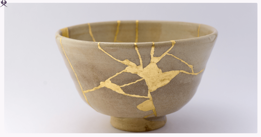 Zerbrochene Schale mit Kintsugi zusammengefügt - Symbol für die Perfektion des Imperfekten