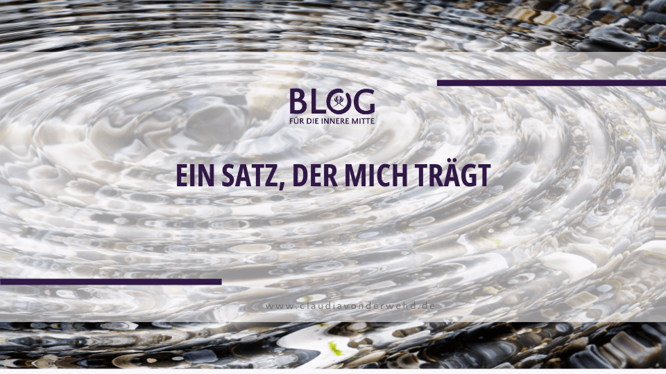 Stein im ruhigen Wasser erzeugt Wellen - Symbol für Klarheit und tiefen Sinn