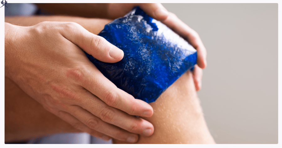 Eispackung auf verletztem Knie