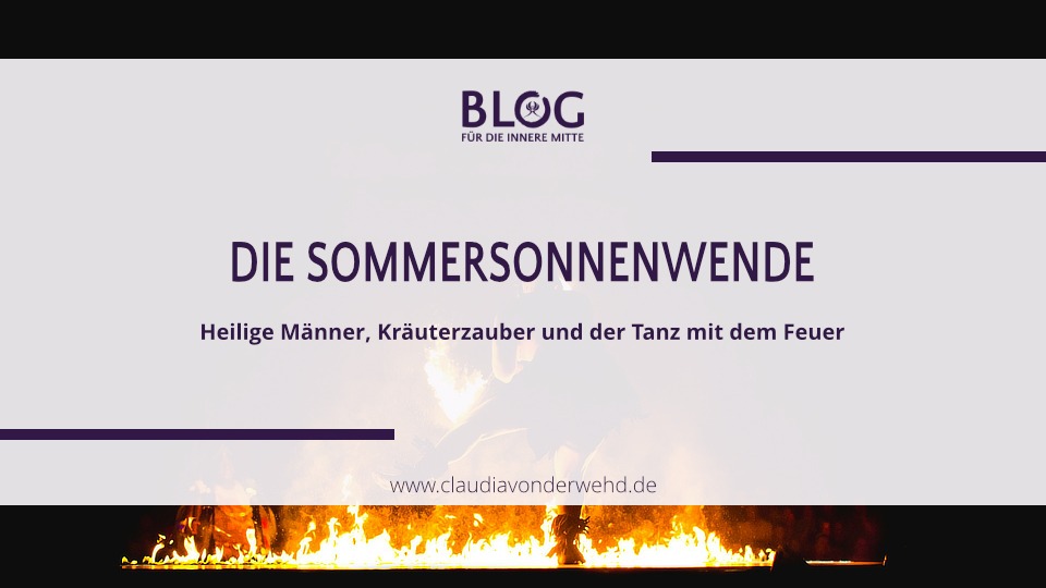 Person tanzt vor einem großen Feuer zur Sommersonnenwende