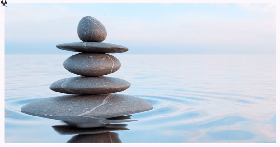 Zensteine im Wasser als Symbol für die Wichtigkeit von innerer Balance bei Hochsensibilität