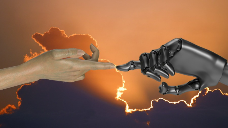 Menschliche Hand berührt Roboterhand im Sonnenaufgang als Symbol für Spiritualität triftt Künstliche Intelligenz