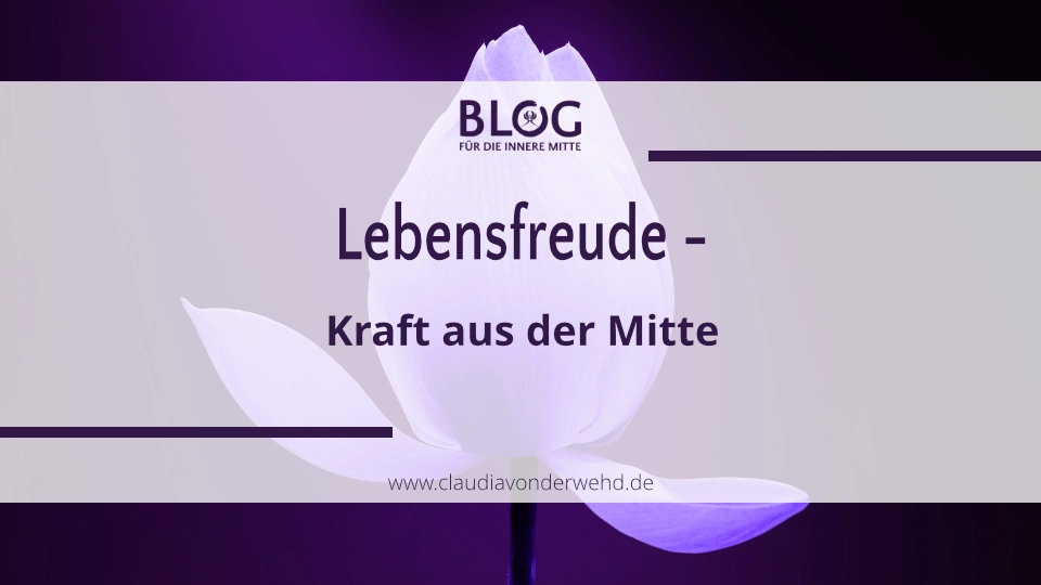 Frau tanzt mit orange-farbenem Schleier als Symbol für die Lebensfreude und Kraft aus der inneren Mitte