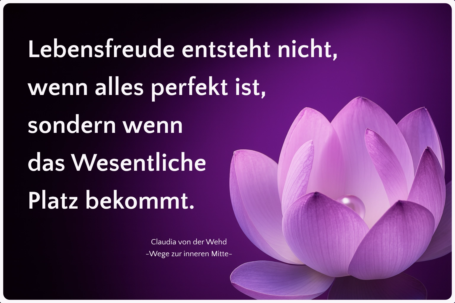 Zitat: Lebensfreude entsteht nicht, wenn alles perfekt ist, sondern wenn das Wesentliche Platz bekommt. Text auf dunkelviolettem Hintergrund neben einer zartvioletten Lotusblüte im sanften Licht