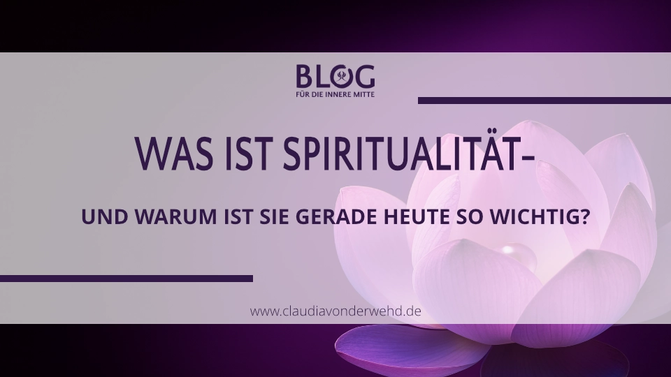 Lotusblüte in violetten Farbtönen, leuchtend im Dunkel, Sinnbild für innere Mitte und spirituelles Erwachen