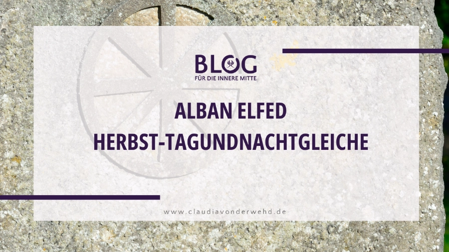 Keltisches Jahresrad auf einem alten Wegstein als Symbol für den Jahreskreis und die Zeit der Herbst-Tagundnachtgleiche