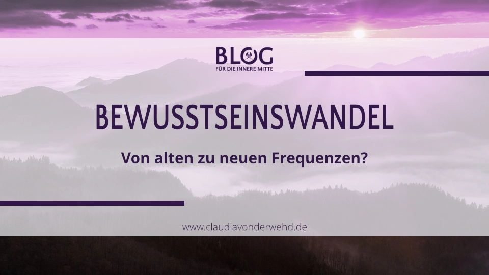 Sonnenaufgang über bergiger Landschaft mit Fluss und Wald als Symbol für Bewusstseinswandel und verschiedene Frequenzen