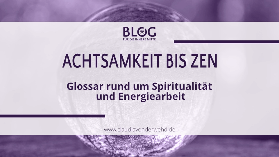 Glaskugel in violettem Schein als Symbol für die umfassenden Bedeutungen im Rahmen des Glossars rund um Spiritualität und Energiearbeit