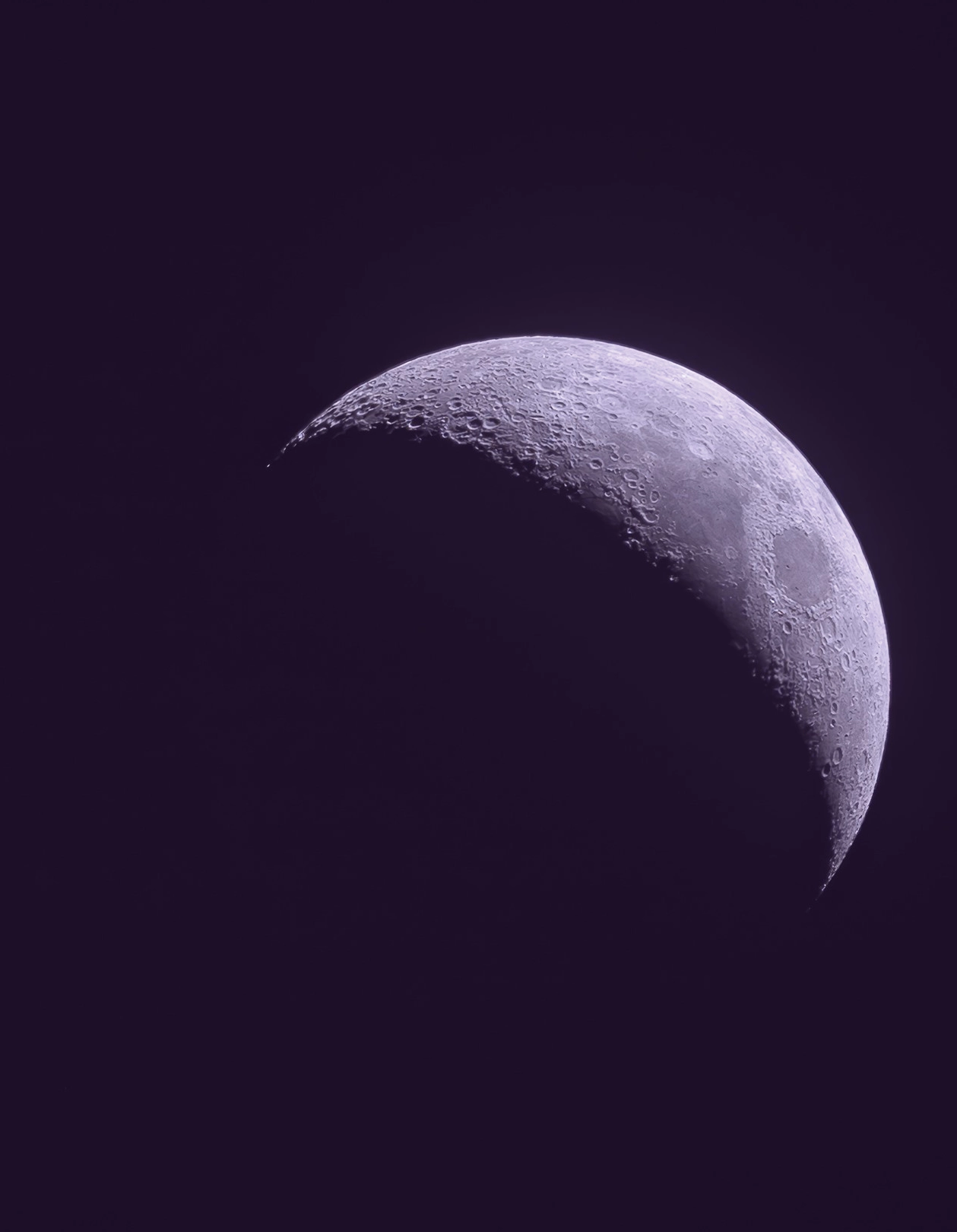 Mond in violettem Schein als Symbol für die weibliche Bewusstseinsalchemie