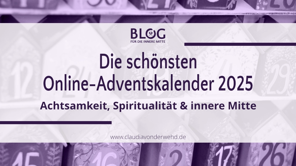 Adventskalenderboxen in violettem Licht mit Schriftzug „Die schönsten Online-Adventskalender 2025 – Achtsamkeit, Spiritualität & innere Mitte“ auf dem Blog für die innere Mitte von Claudia von der Wehd.