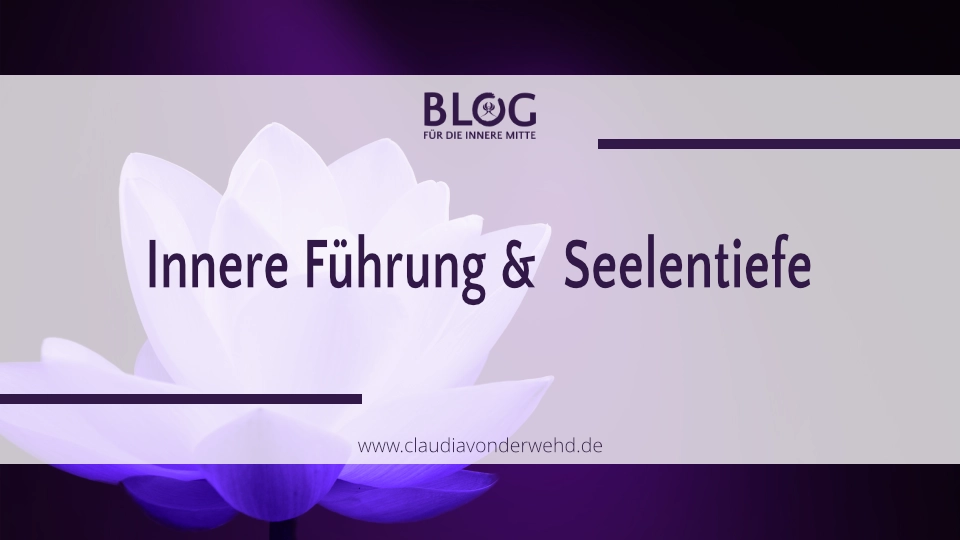 Aufblühende Lotusblume als Symbol für innere Führung und Seelentiefe