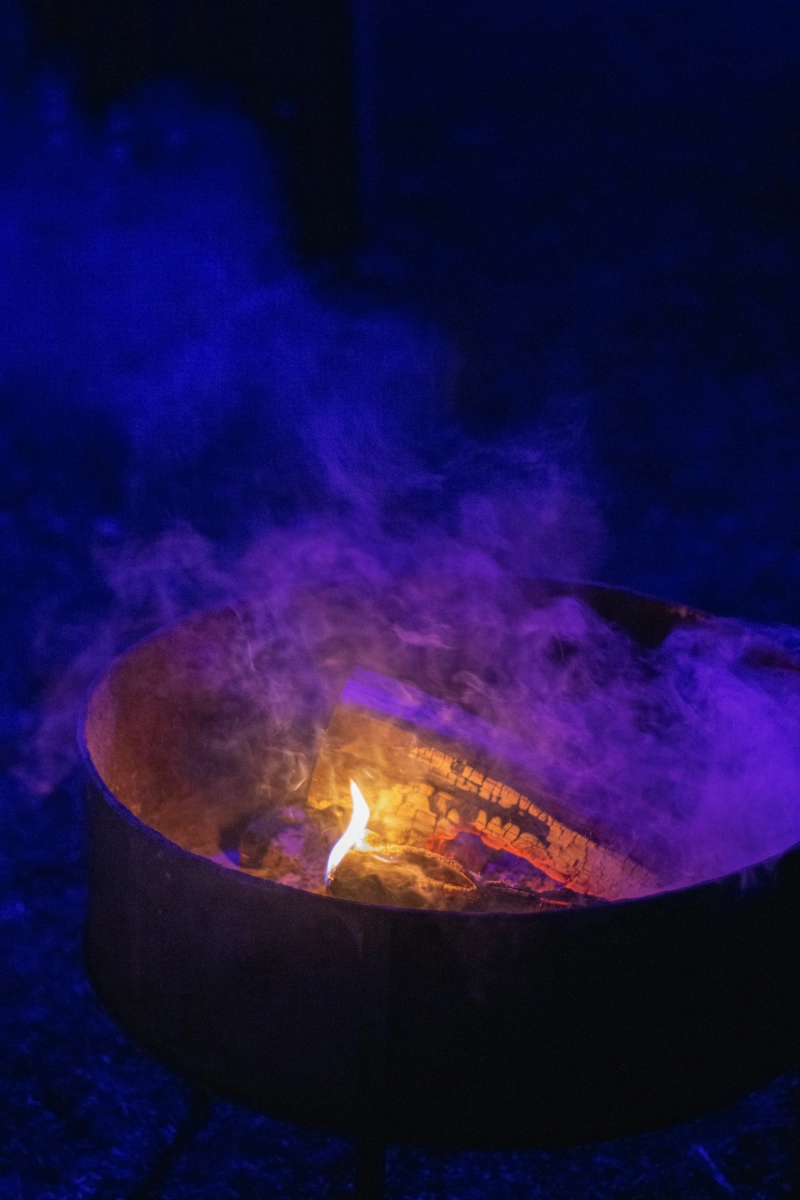 Feuerschale in violettem Licht als Symbol für die transformative Kraft in den Rauhnächten